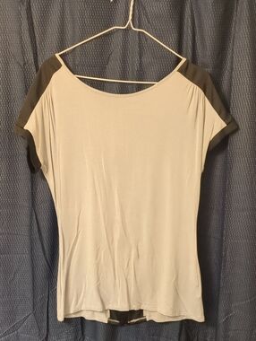 Worthington Gray Short Sleeve Scoop Neck Top with Black Sleeve Panels